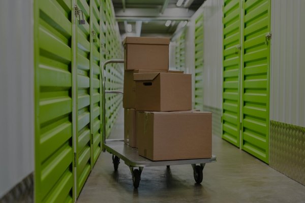 Trasteros de alquiler con cajas en un pasillo de almacenamiento