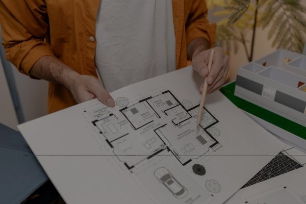 Arquitecto revisando un proyecto para el cambio de uso de local a vivienda